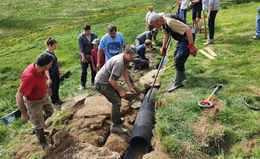 Renforcement d’un passage automobile par-dessus une rigole au Sarrat de Gaye Chantier organisé par l’Association des Rigoles de Gaye Renforcement d’un passage automobile par-dessus une rigole au Sarrat de Gaye Chantier organisé par l’Association des Rigoles de Gaye